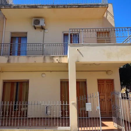 Il Patio - Indipendente Con Ampio Cortile E Giardino Interno Hébergement de vacances *