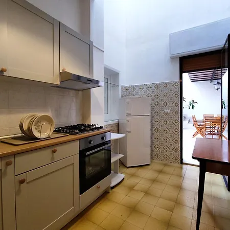 Il Patio - Indipendente Con Ampio Cortile E Giardino Interno *
