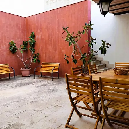 Il Patio - Indipendente Con Ampio Cortile E Giardino Interno Hébergement de vacances *